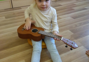 Lenka gra na ukulele